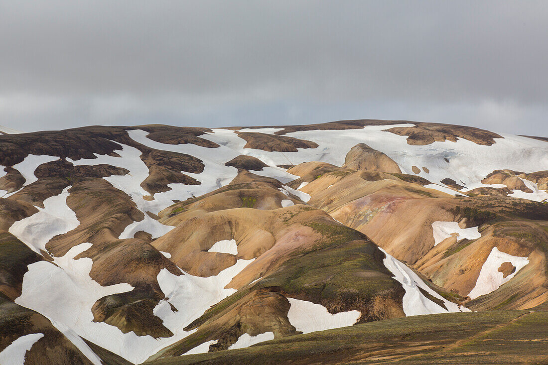  Colourful rhyolite mountains with snow remnants at Brennisteinsalda volcano in Landmannalaugar, Fjallabak National Park, Sudurland, Iceland 