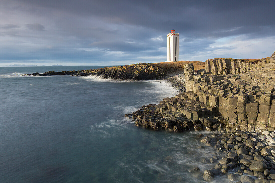 Leuchtturm Kalfshamarsvik umgeben von Basaltgestein, Halbinsel Skagi, Island