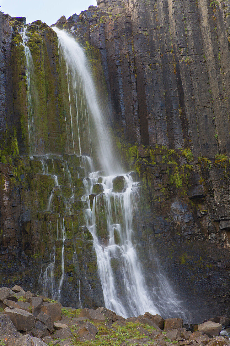 Basaltsaeulen am Wasserfall Studlagil, Austurland, Ost-Island, Island, Europa