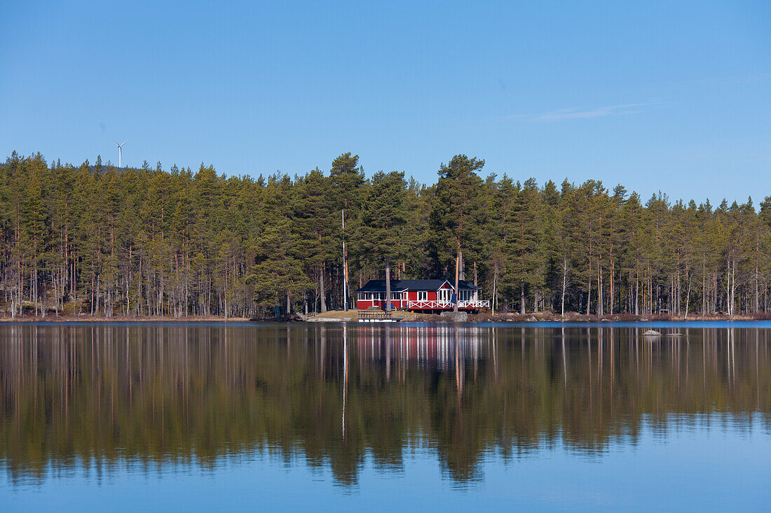 Schwedenhaus, typisch rotes Haus am See, Frühjahr, Dalarna, Schweden