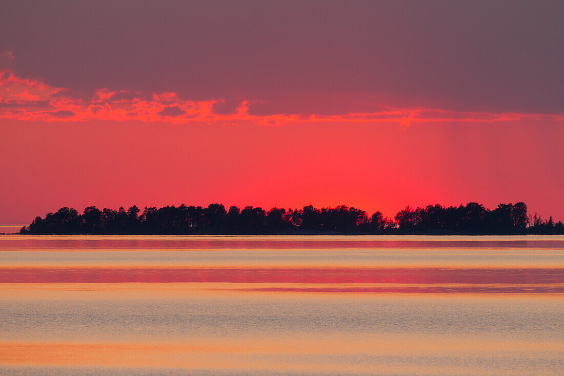 Insel im Vänern See bei Sonnenuntergang, Värmland, Schweden