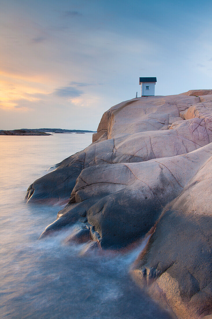 Leuchtfeuer an der Küste bei Lysekil, Bohuslän, Schweden