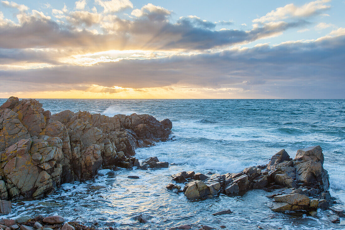 Felsen an der Küste bei Hovs Hallar, Bjäre Halbinsel, Skane, Schweden