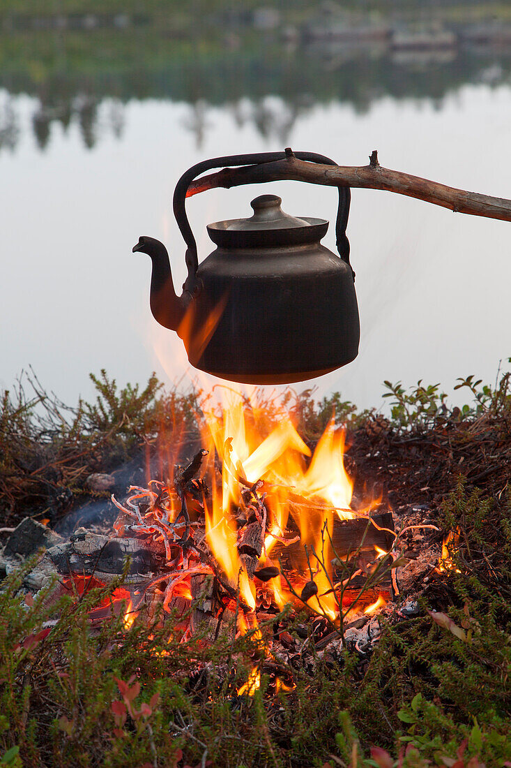 Kaffeekessel ueberm Lagerfeuer, Värmland, Schweden