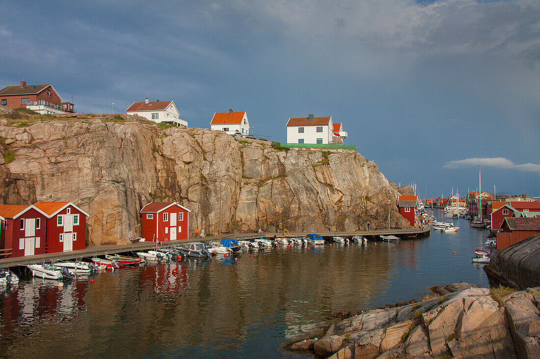 Bunte Bootshäuser in Smögen, Schärenküste, Bohuslän, Schweden