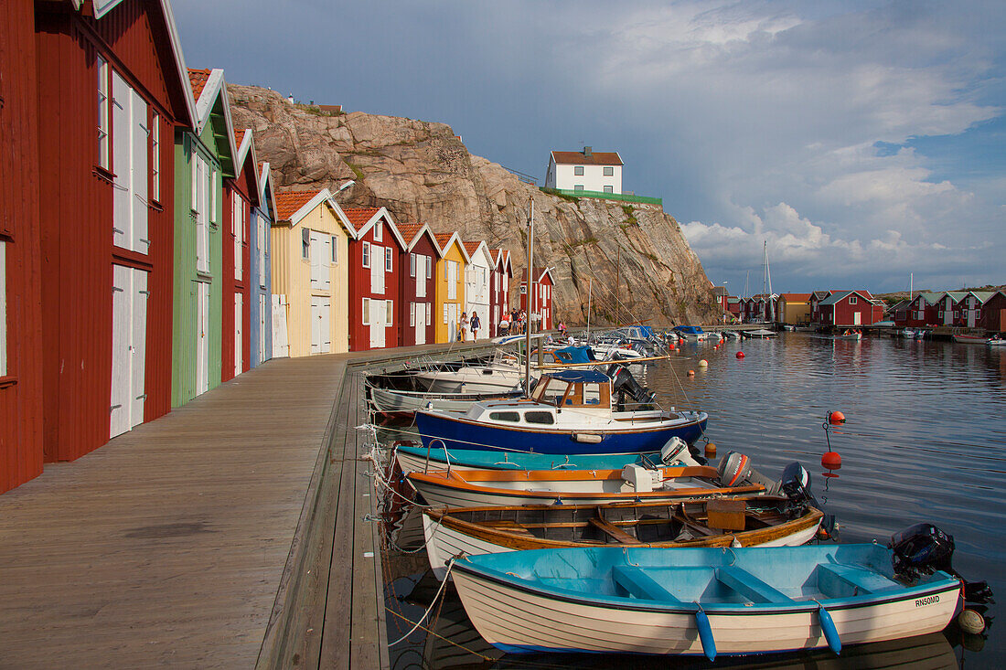 Bunte Bootshäuser in Smögen, Schärenküste, Bohuslän, Schweden