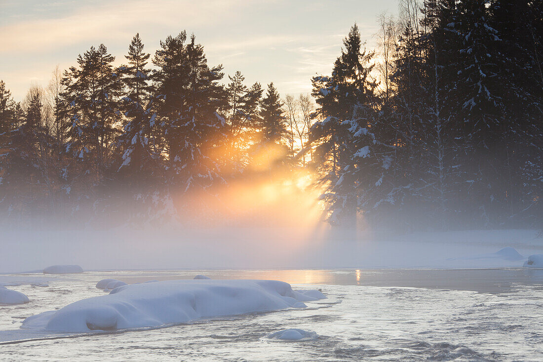 Kältenebel ueber dem Fluss Dalälven im Winter, Gästrikland, Schweden