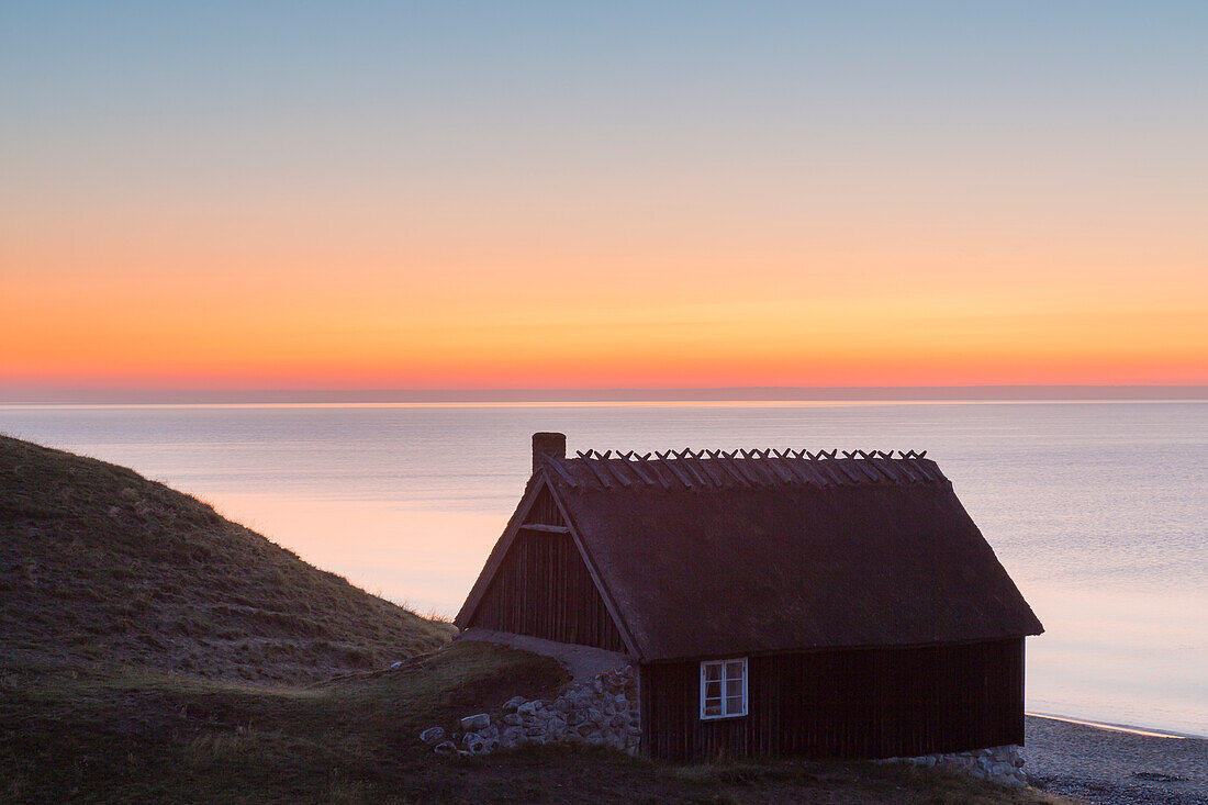 Fischerhütte an der Küste bei Sonnenaufgang, Haväng, Provinz Schonen, Schweden