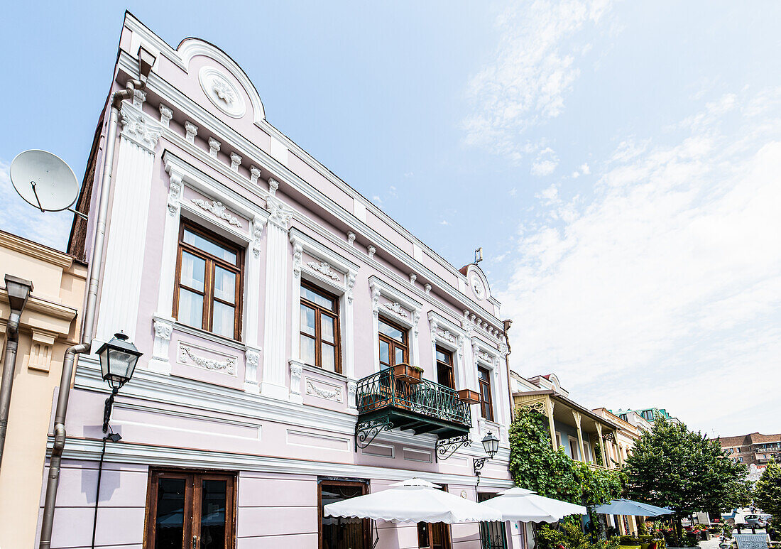 Architektonisches Detail der Fassade von Gebäuden in der Altstadt von Tiflis, der Hauptstadt von Georgien