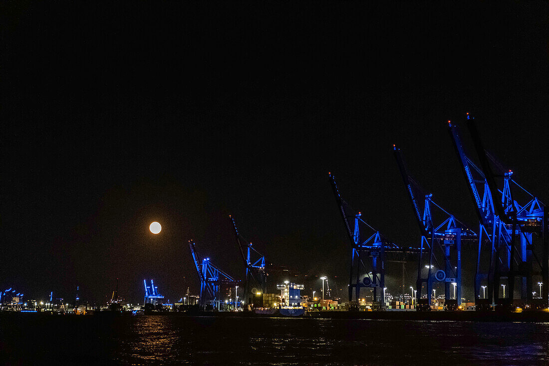  Illuminated harbor and Elbe, Port of Hamburg, Hamburg, Northern Germany, Germany 