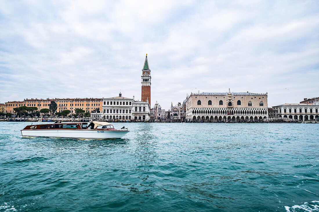 Blick auf den Markusplatz vom Wasser, Venedig, Venetien, Italien