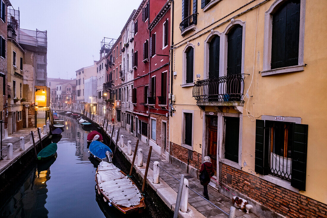 Auf den Kanälen in Venedig, Venetien, Italien