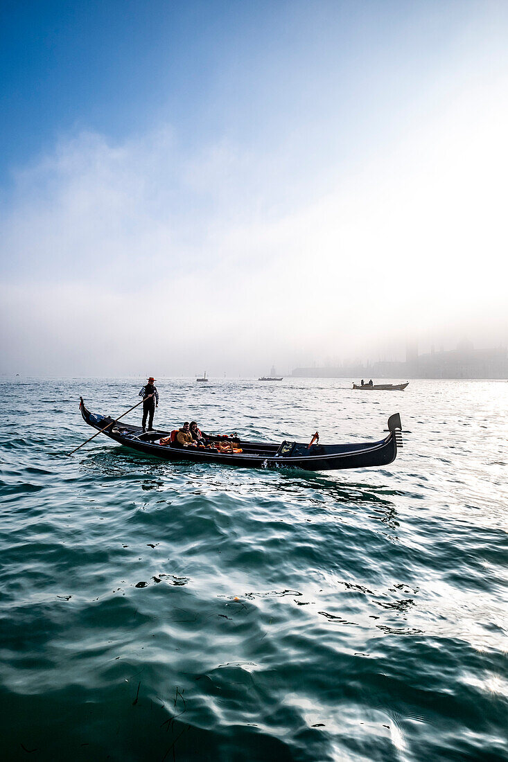 Gondoliere im Nebel mit Blick auf die Giudecca, Venedig, Venetien, Italien