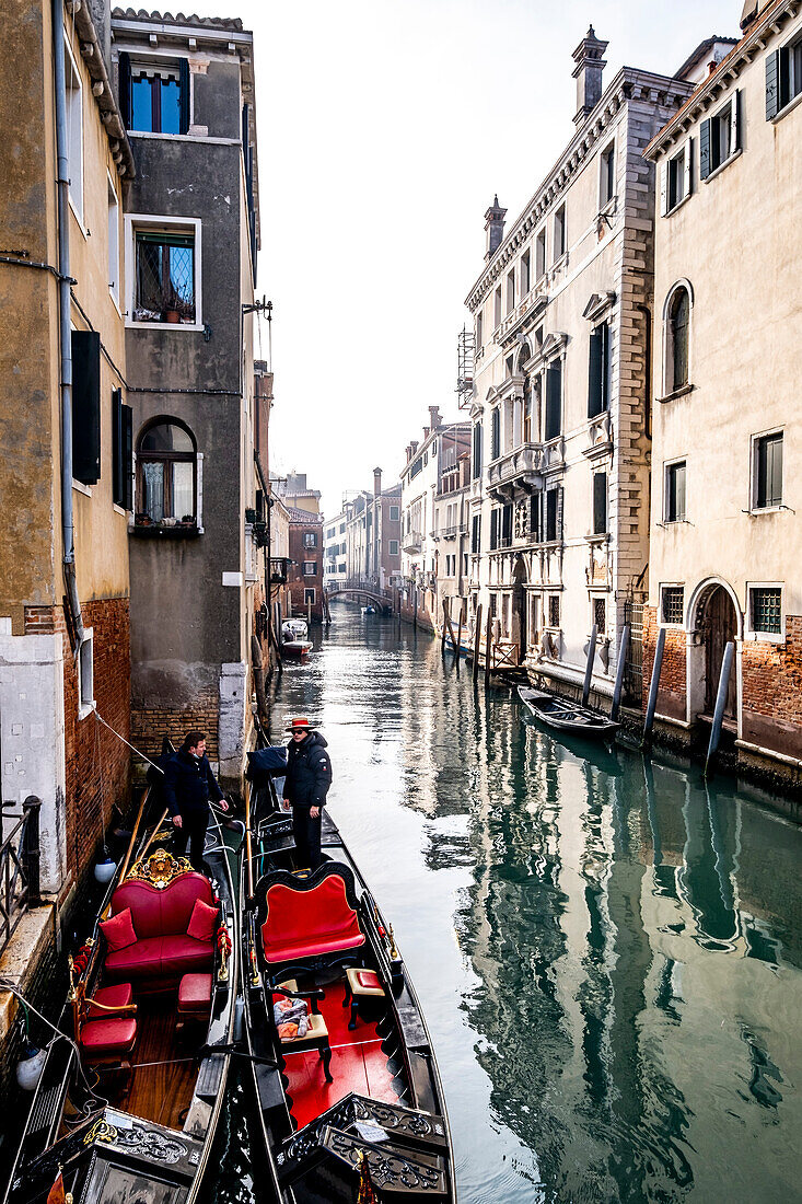 Gondoliere in den Kanälen von Venedig, Venetien, Italien