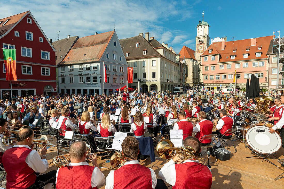 Musikkapelle auf dem Marktplatz, Fischertag in Memmingen, Unterallgäu, Allgäu, Bayern, Deutschland, Europa