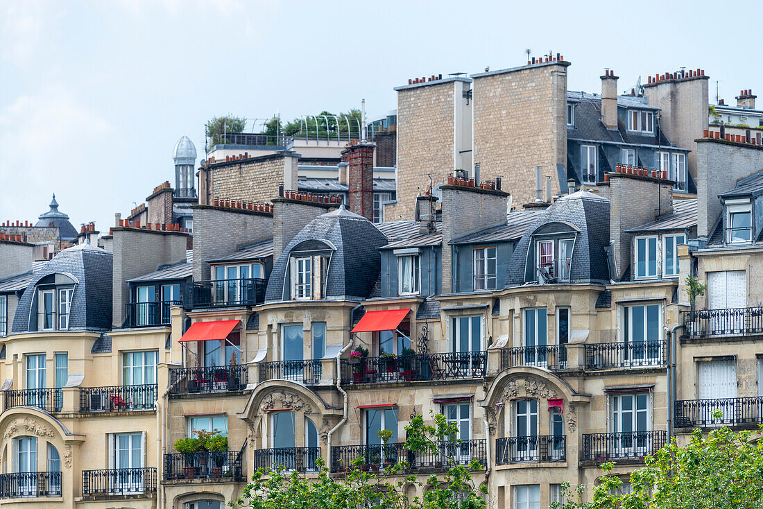  Parisian architecture, luxury apartments along the Seine, Paris, Île-de-France, France, Europe 