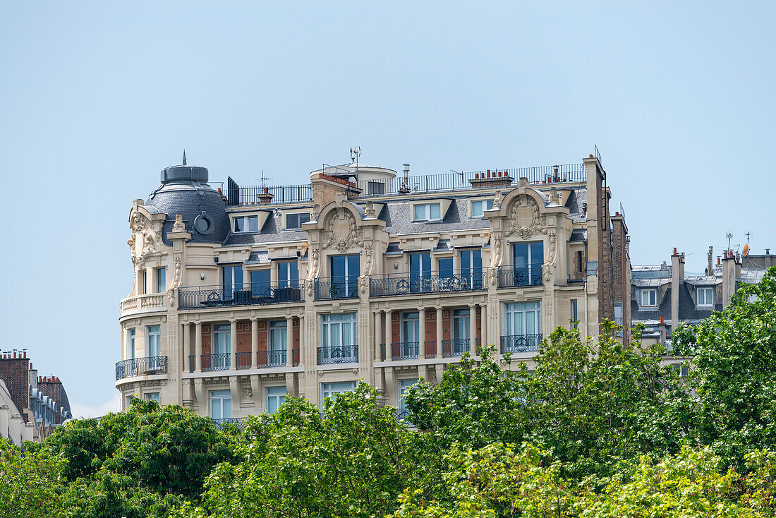  Parisian architecture, luxury apartments along the Seine, Paris, Île-de-France, France, Europe 