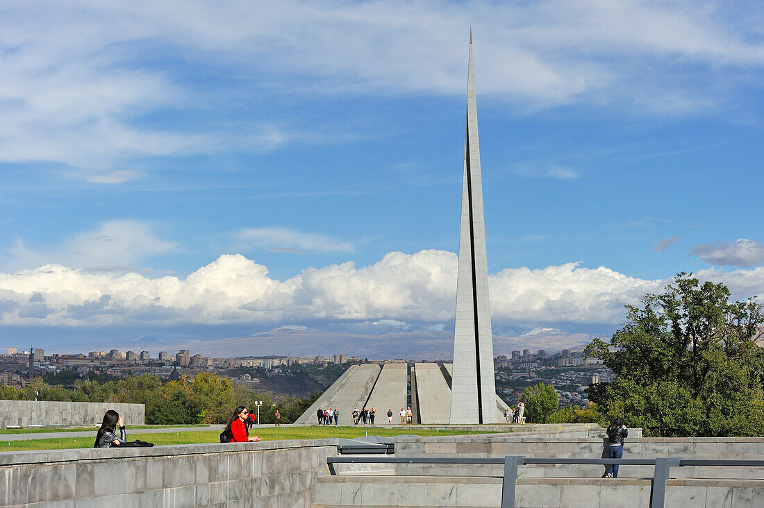  Gedenkstätte für den Völkermord an den Armeniern auf dem Hügel von Tsitsernakaberd in Jerewan, Armenien, Eurasien 