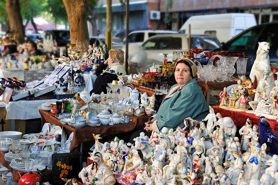 China-Stand auf einem Markt entlang der Aram und Buzand Straße, Jerewan, Armenien, Eurasien