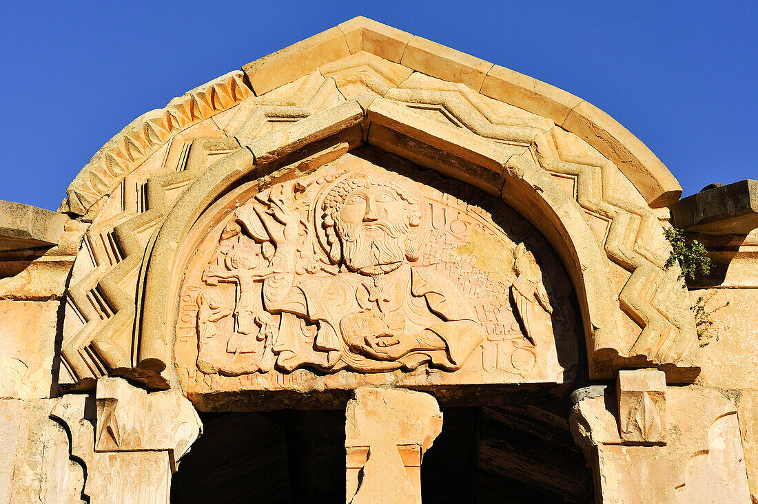  Oberes Relief der Surb Karapet (St. Johannes der Täufer) Kirche mit einer eindrucksvollen Darstellung von Gott dem Vater, Noravank Kloster, in der Nähe von Jeghegnadsor, Armenien, Eurasien 