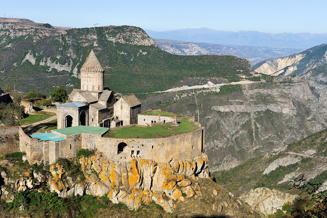  Das Tatev-Kloster steht am Rand einer tiefen Schlucht des Flusses Vorotan, Provinz Syunik im Südosten Armeniens, Eurasien 