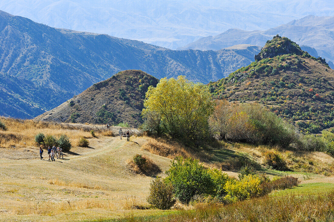  Wanderer auf dem Zugangsweg zum Kloster Tsakhats Kar, in der Nähe von Yeghegnadzor, Provinz Vayots Dzor, Armenien, Eurasien 