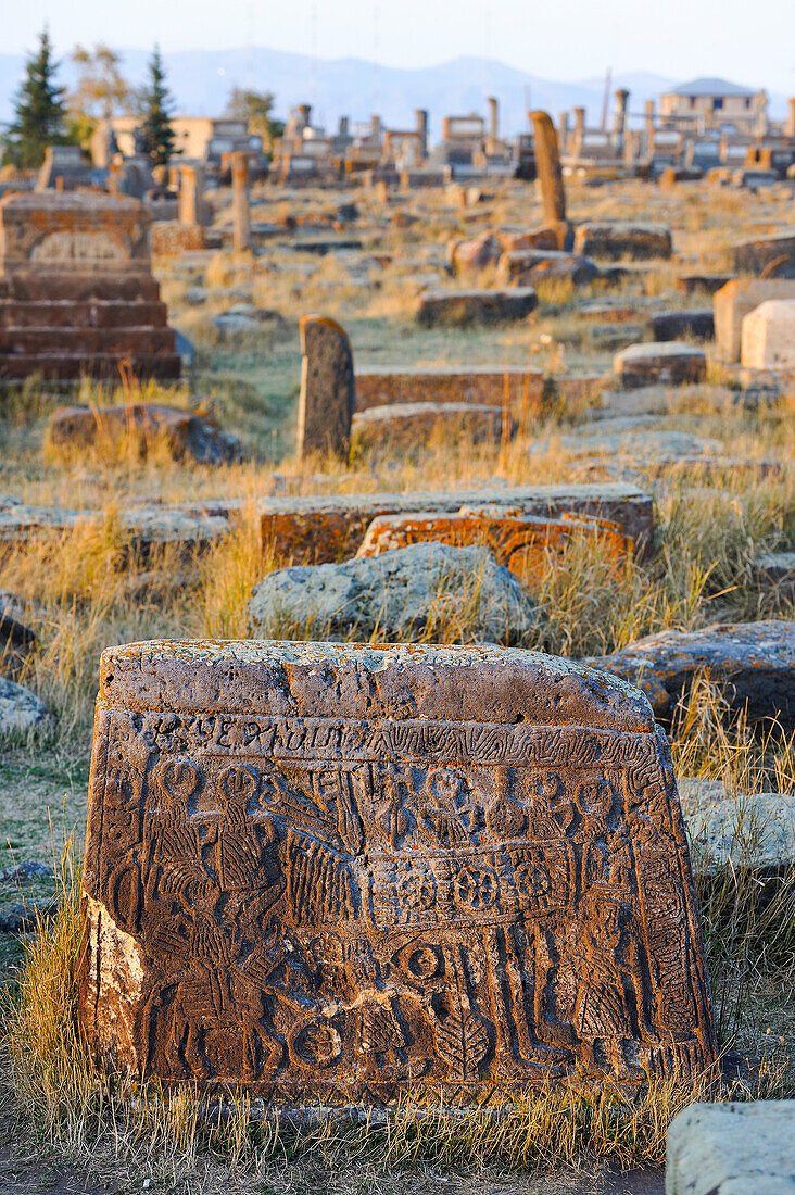 Noratus-Friedhof (der größte erhaltene Friedhof mit Chatschkaren in Armenien), in der Nähe des Sewansees, Region Gegharkunik, Armenien, Eurasien