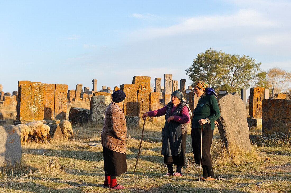  Hirtin auf dem Noratus-Friedhof (dem größten noch erhaltenen Friedhof mit Chatschkaren in Armenien), in der Nähe des Sewansees, Region Gegharkunik, Armenien, Eurasien 