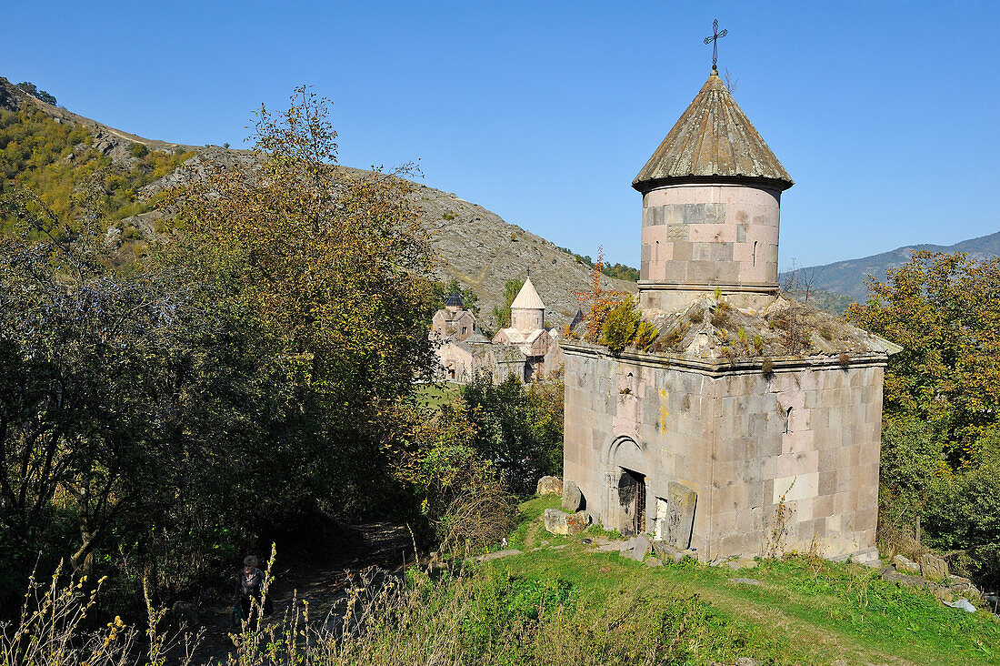  Trauerkapelle von Mkhitar Gosh (1130-1213), Schriftsteller, Denker, Priester, Gründer des Klosters Goshavank, Dorf Gosh, Nationalpark Dilijan, Region Tavush, Armenien, Eurasien 