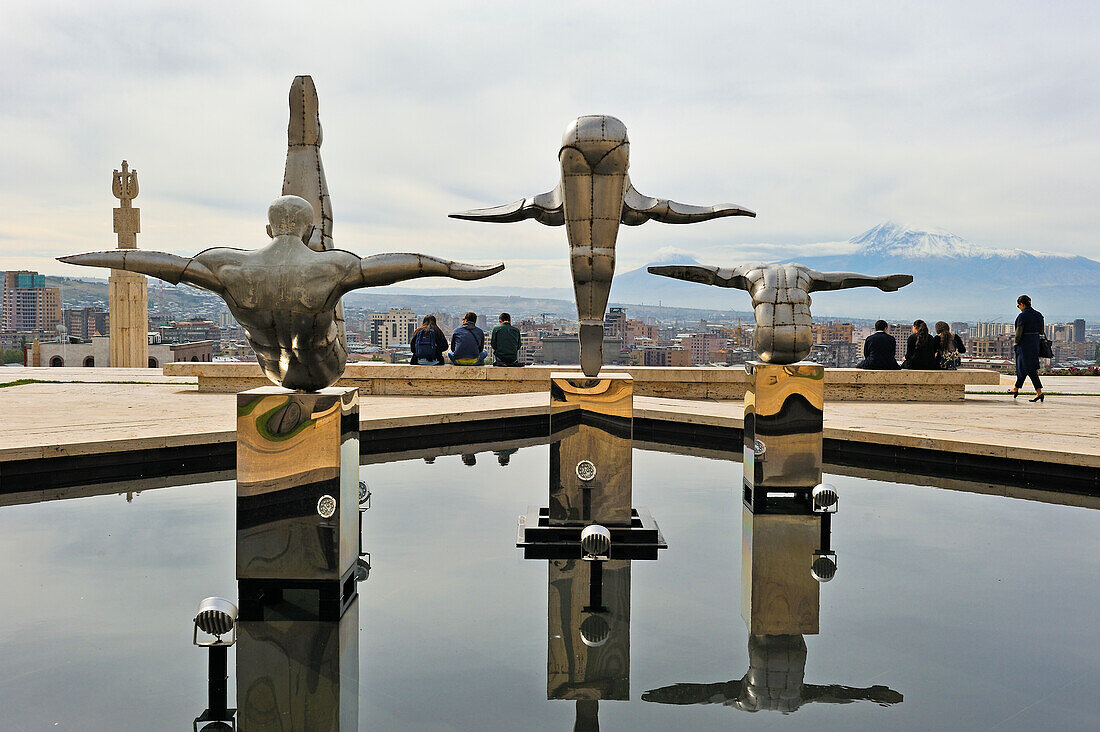  Skulpturen schmücken einen der Brunnen der riesigen Treppe Kaskade, Eriwan, Armenien, Eurasien 