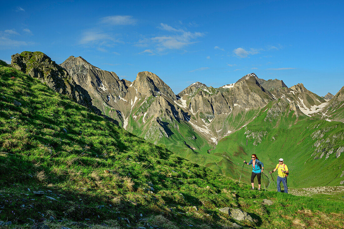 Mann und Frau beim Wandern mit Wurmaulspitze und Eselskopf im Hintergrund, Kellerscharte, Pfunderer Höhenweg, Zillertaler Alpen, Südtirol, Italien