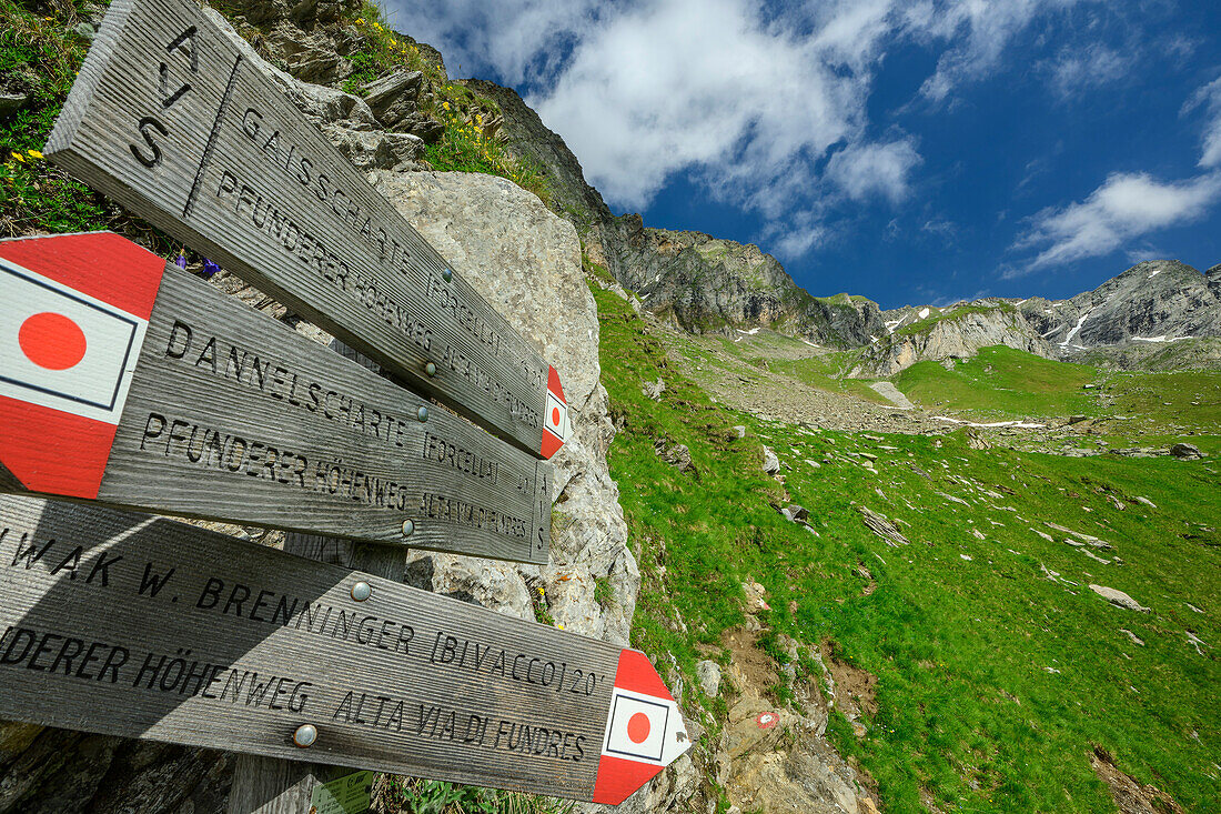  Signpost on the Pfunderer Höhenweg, Pfunderer Höhenweg, Zillertal Alps, South Tyrol, Italy 