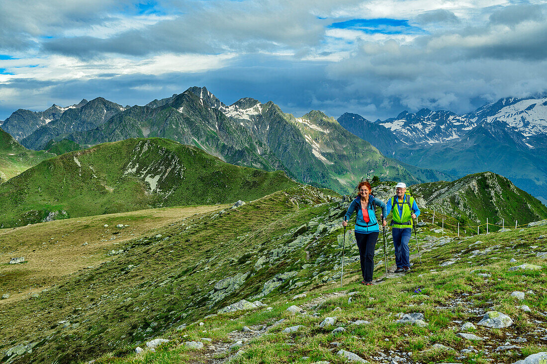  Man and woman hiking up to Putzenhöhe, Putzenhöhe, Pfunderer Höhenweg, Zillertal Alps, South Tyrol, Italy 