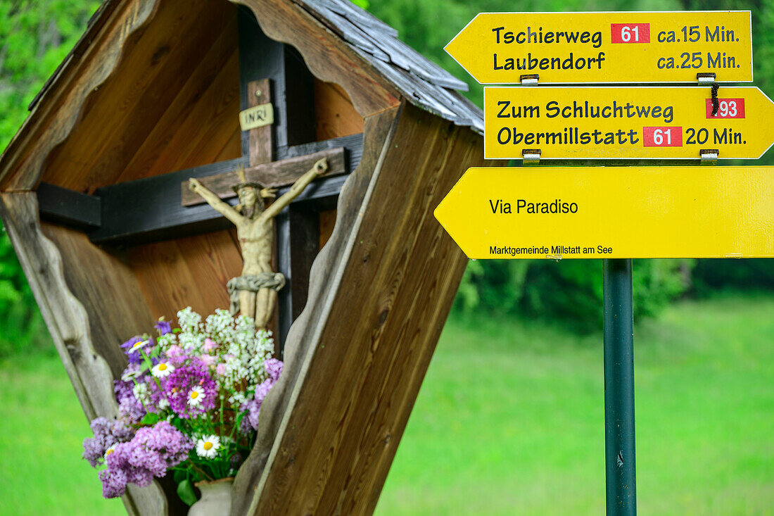  Wayside cross with hiking sign, Via paradiso, Millstätter See, Nockberge, Niedere Tauern, Carinthia, Austria 