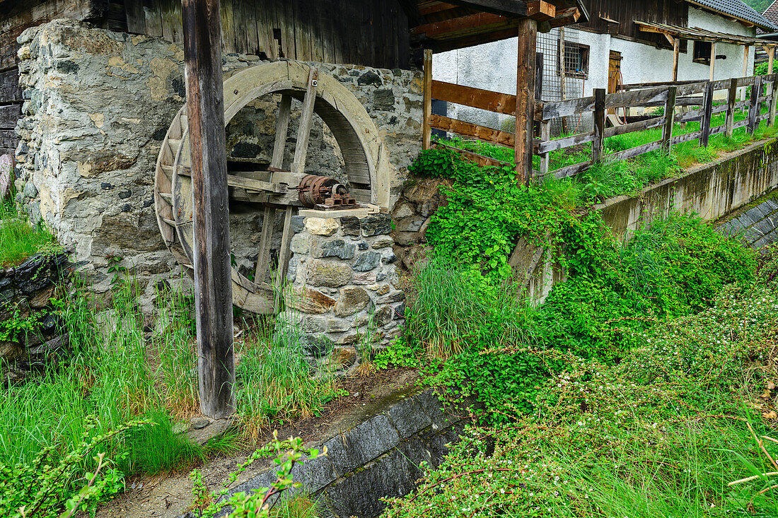 Haus mit altem Mühlrad, Laubendorf, Via paradiso, Millstätter See, Nockberge, Niedere Tauern, Kärnten, Österreich