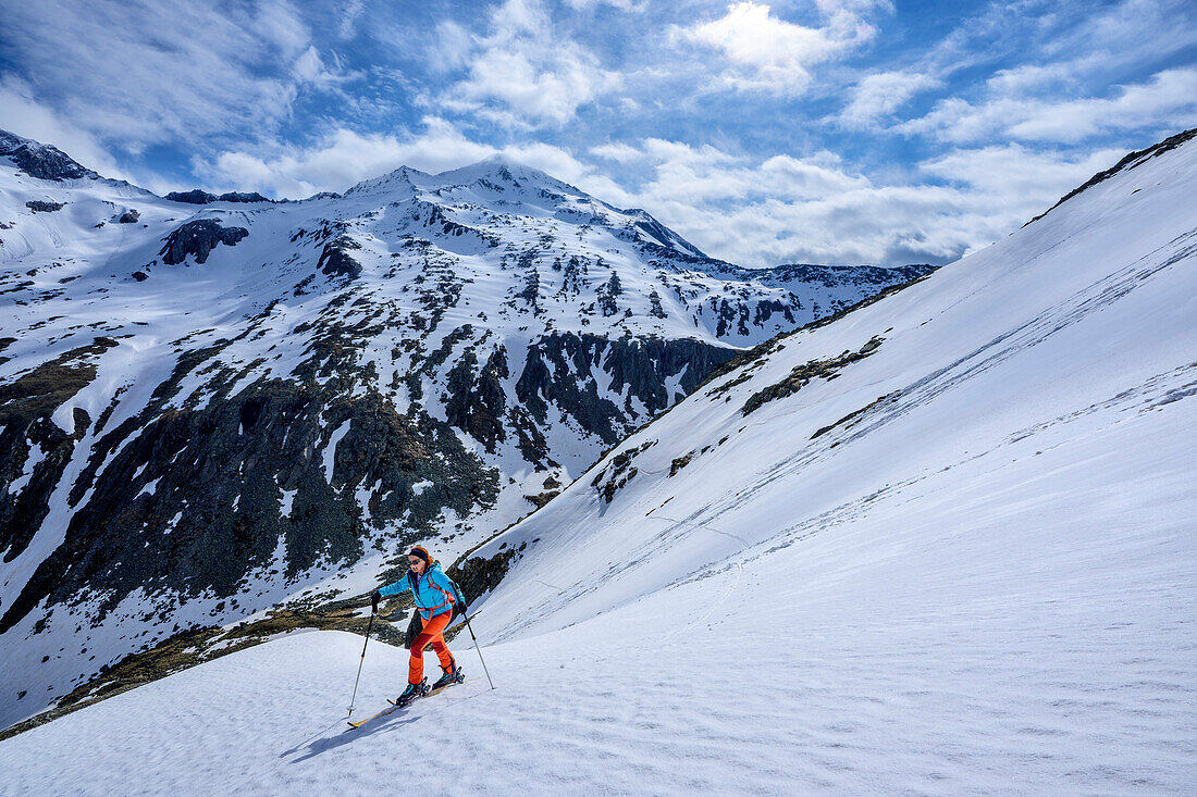  Woman on ski tour ascending to Löffelspitze, Löffelspitze, Zillertal Alps, Tyrol, Austria 