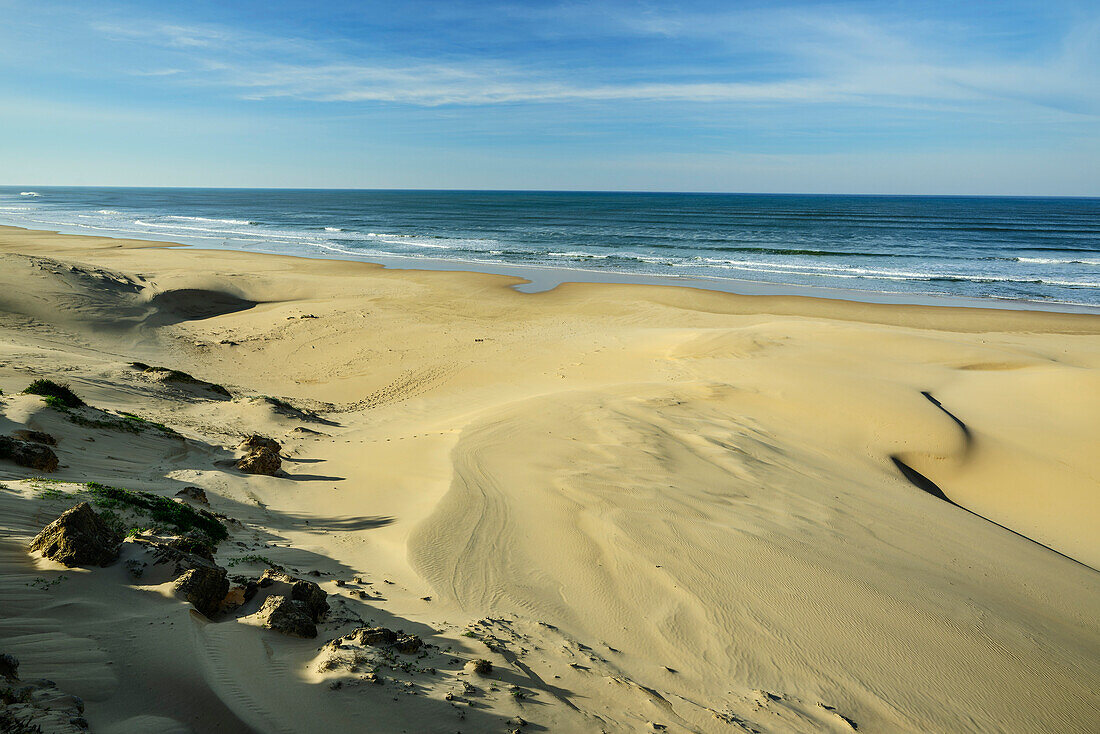 Blick auf Sandstrand und Meer am Cannon Rocks Trail, Addo Elephant National Park, Eastern Cape, Südafrika