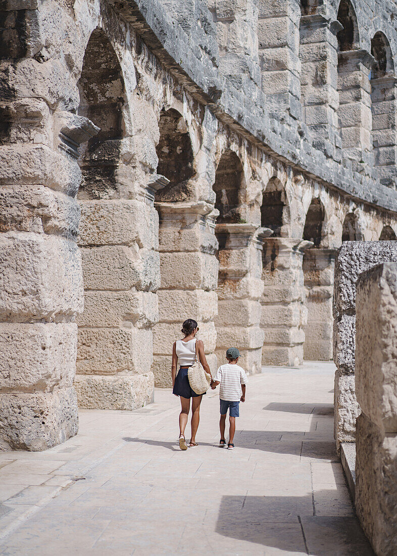 Zwei Touristen, Römisches Amphitheater in Pula, Istrien, Kroatien.