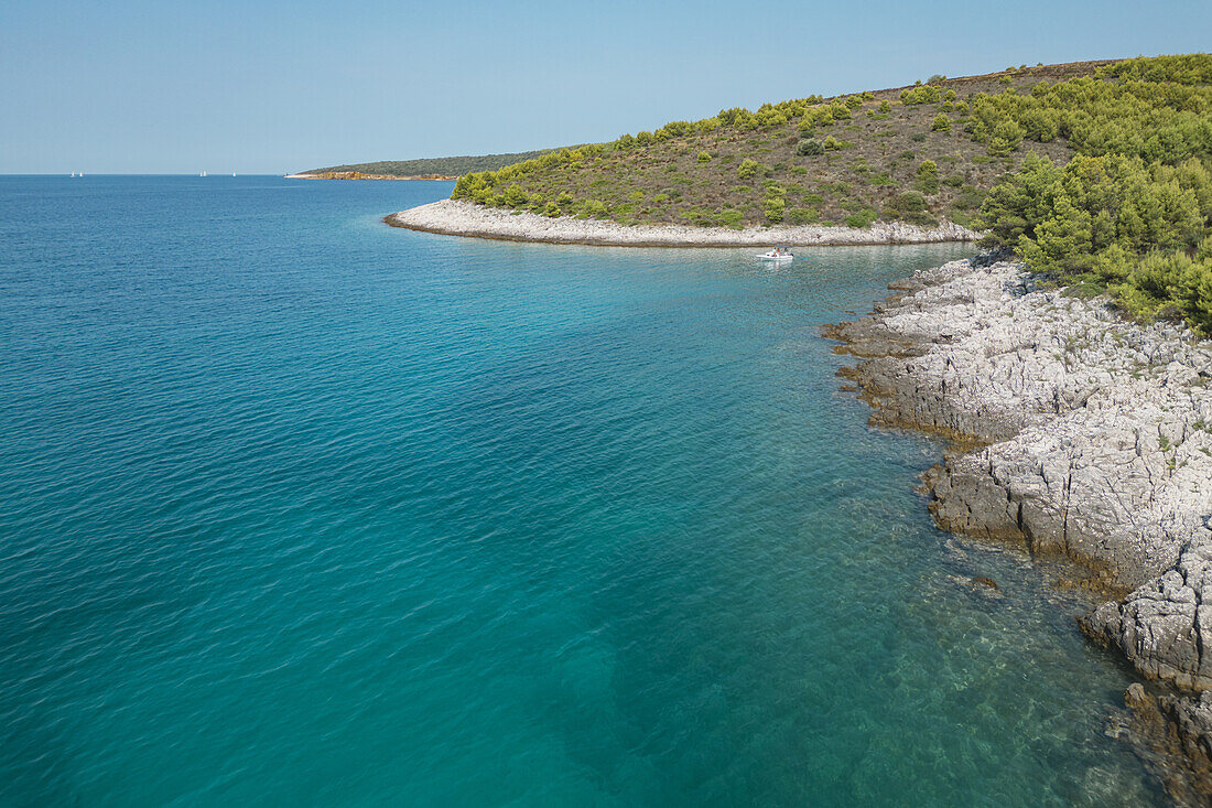 Luftbildaufnahme einer  Küstenlandschaft in Istrien, Kroatien.