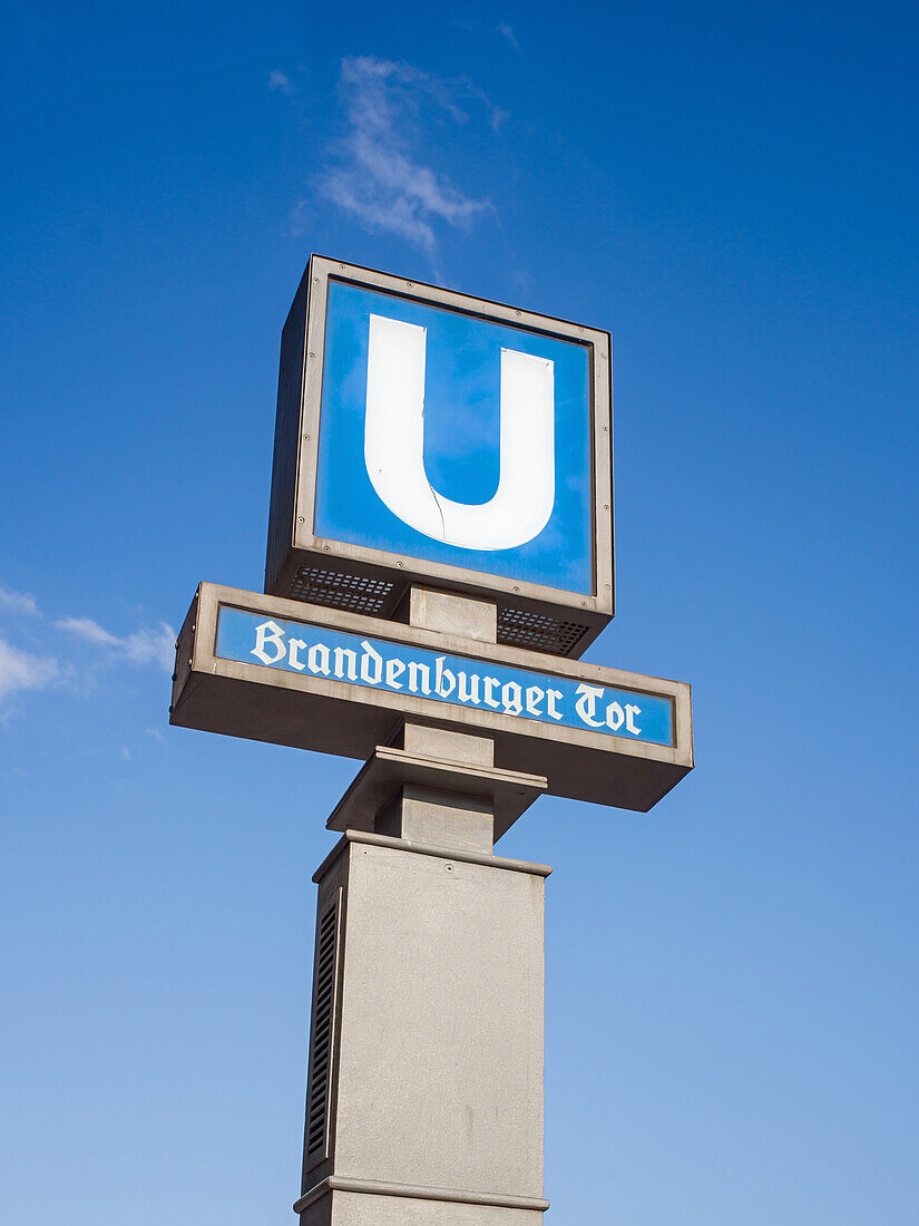 U-Bahn Brandenburger Tor, Unter den Linden, Brandenburger Tor, Berlin-Mitte, Ostberlin, Berlin, Deutschland, Europa