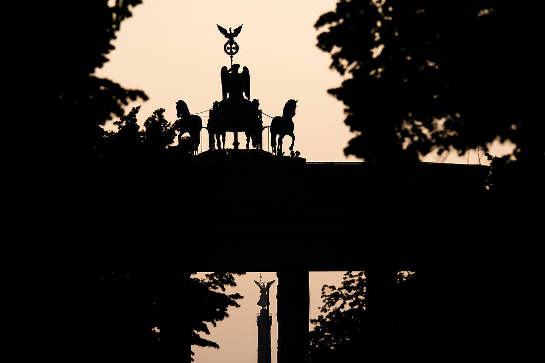 Brandenburger Tor und Siegessäule nach Sonnenuntergang, Unter den Linden, Straße des 17. Juni, Berlin-Mitte, Ostberlin, Tiergarten, Westberlin, Berlin, Deutschland, Europa