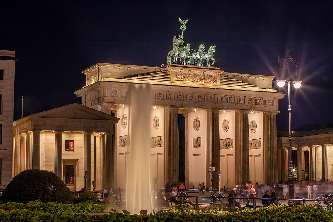  Brandenburg Gate at night, Unter den Linden, Berlin-Mitte, East Berlin, Berlin, Germany, Europe 