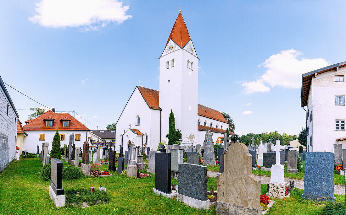 Kirche St. Zeno mit Friedhof in Isen in Oberbayern in Deutschland