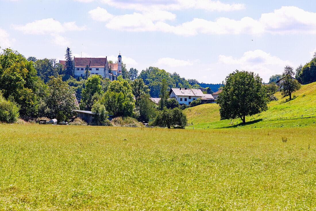 Schloss Burgrain über dem Isental bei Isen in Oberbayern