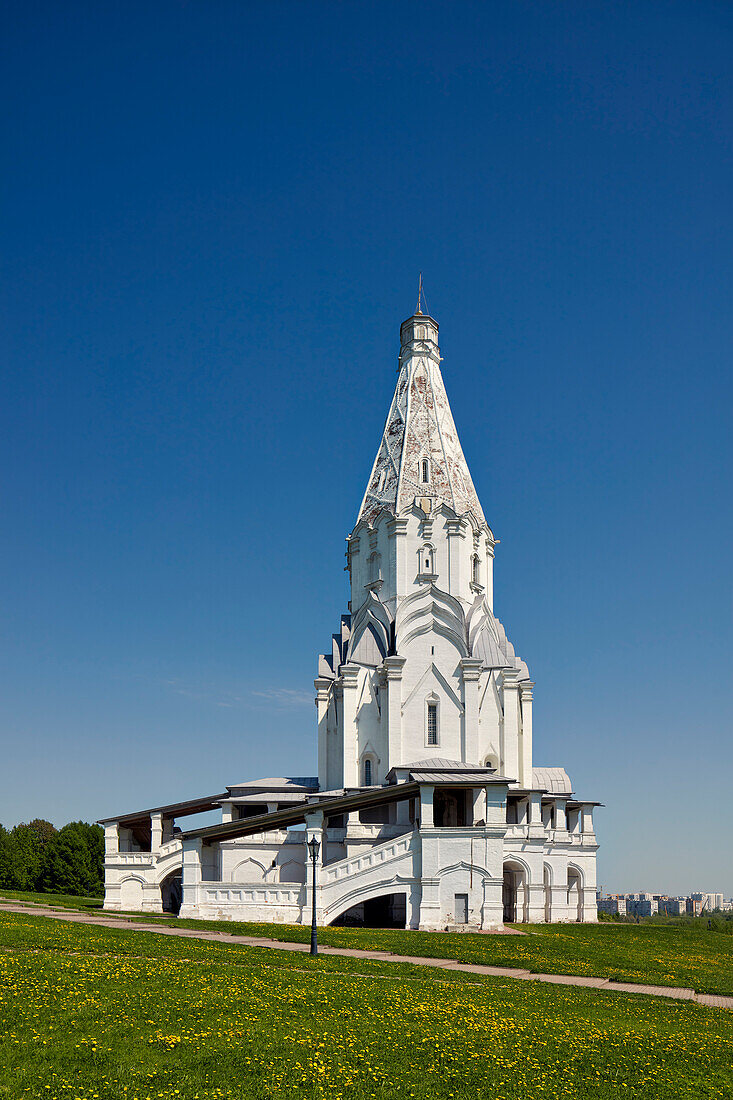  Außenansicht der Himmelfahrtskirche (erbaut 1528–1532) mit ungewöhnlichem Zeltdach im Museumsreservat Kolomenskoje. Moskau, Russland. 