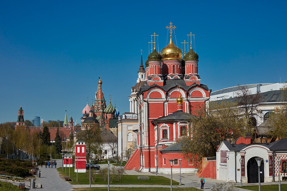  Die Kathedrale der Ikone der Mutter Gottes „Das Zeichen“ (Znamensky Sobor) aus dem 17. Jahrhundert. Varvarka-Straße, Moskau, Russische Föderation. 