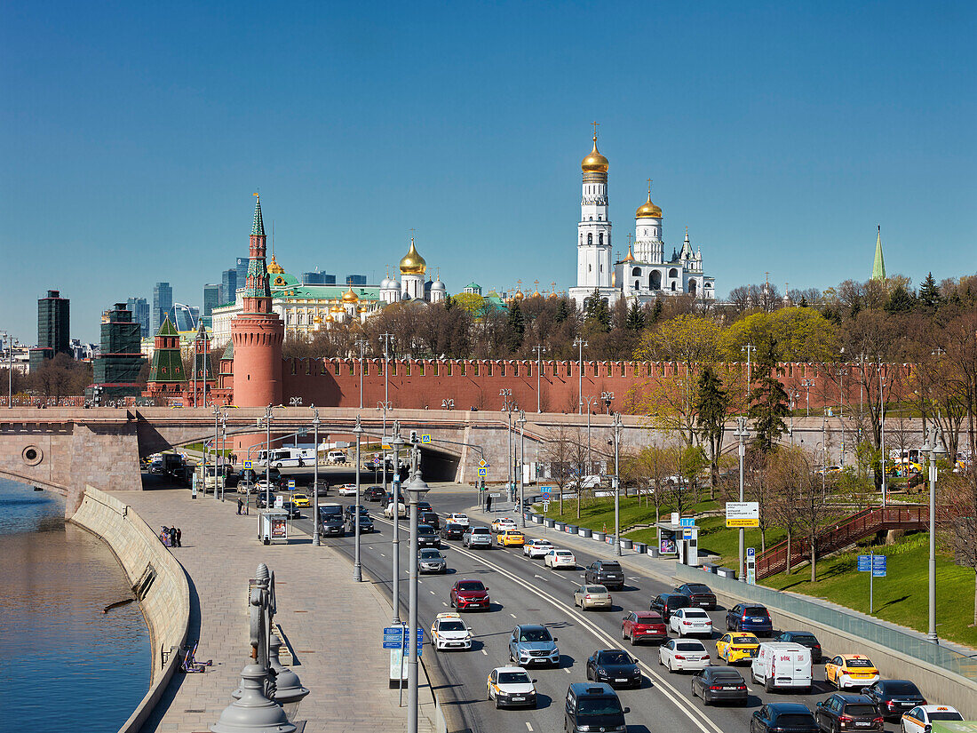 Elevated view of the Moskvoretskaya Embankment and the Kremlin towers. Moscow, Russian Federation.