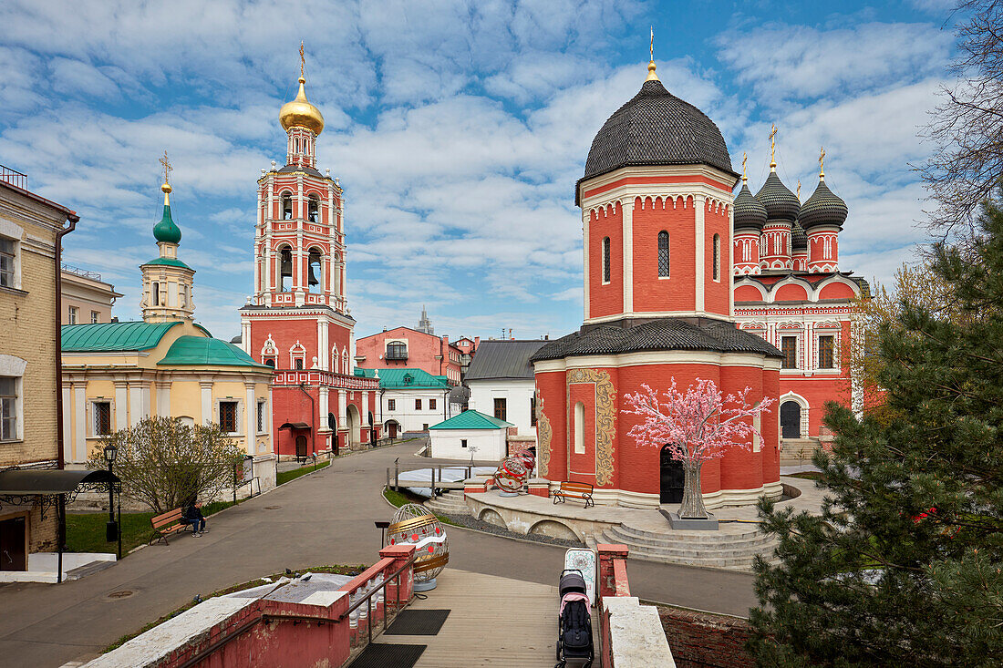  Territorium des Vysokopetrovsky-Klosters (Hohes Kloster St. Peter). Moskau, Russland. 