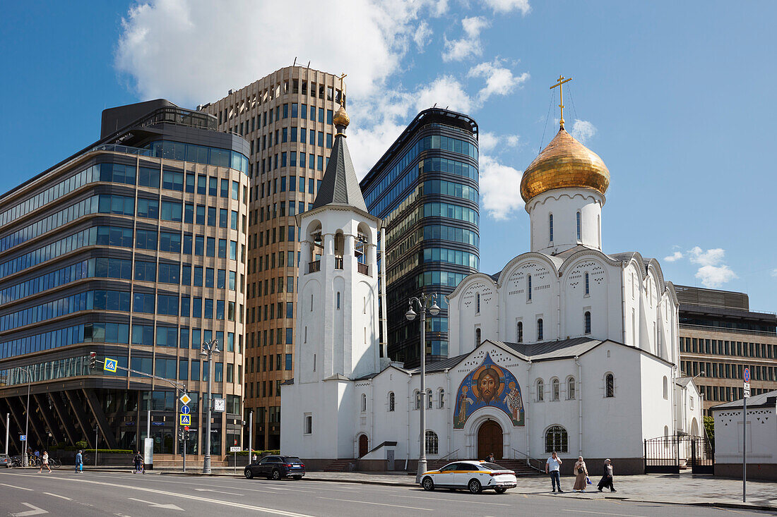  Außenansicht der alten St.-Nikolaus-Kirche in Twerskaja Zastawa und neue moderne Gebäude im Hintergrund. Moskau, Russland. 