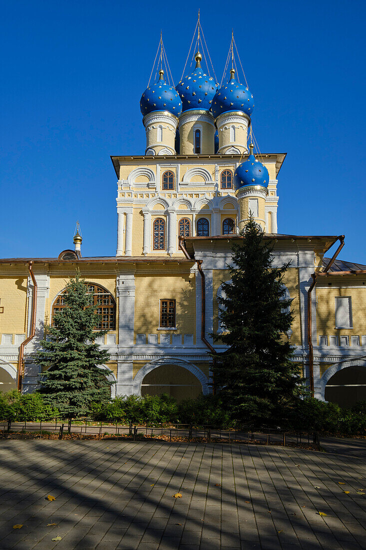  Außenansicht der Kirche der Kasaner Ikone der Mutter Gottes (erbaut 1662–1670) im Museumsreservat Kolomenskoje. Moskau, Russland. 